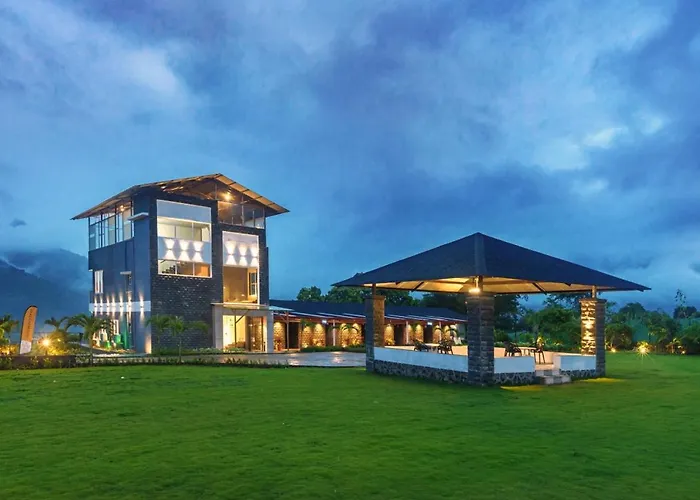 Saffronstays Sundowner: Lakeside Party Villa with Pool and Cricket Turf Karjat